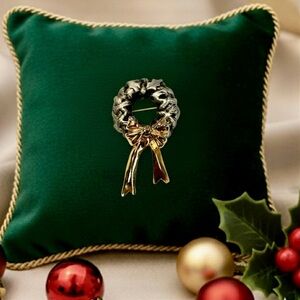 Vintage FAF/Diane Fafard Christmas wreath brooch